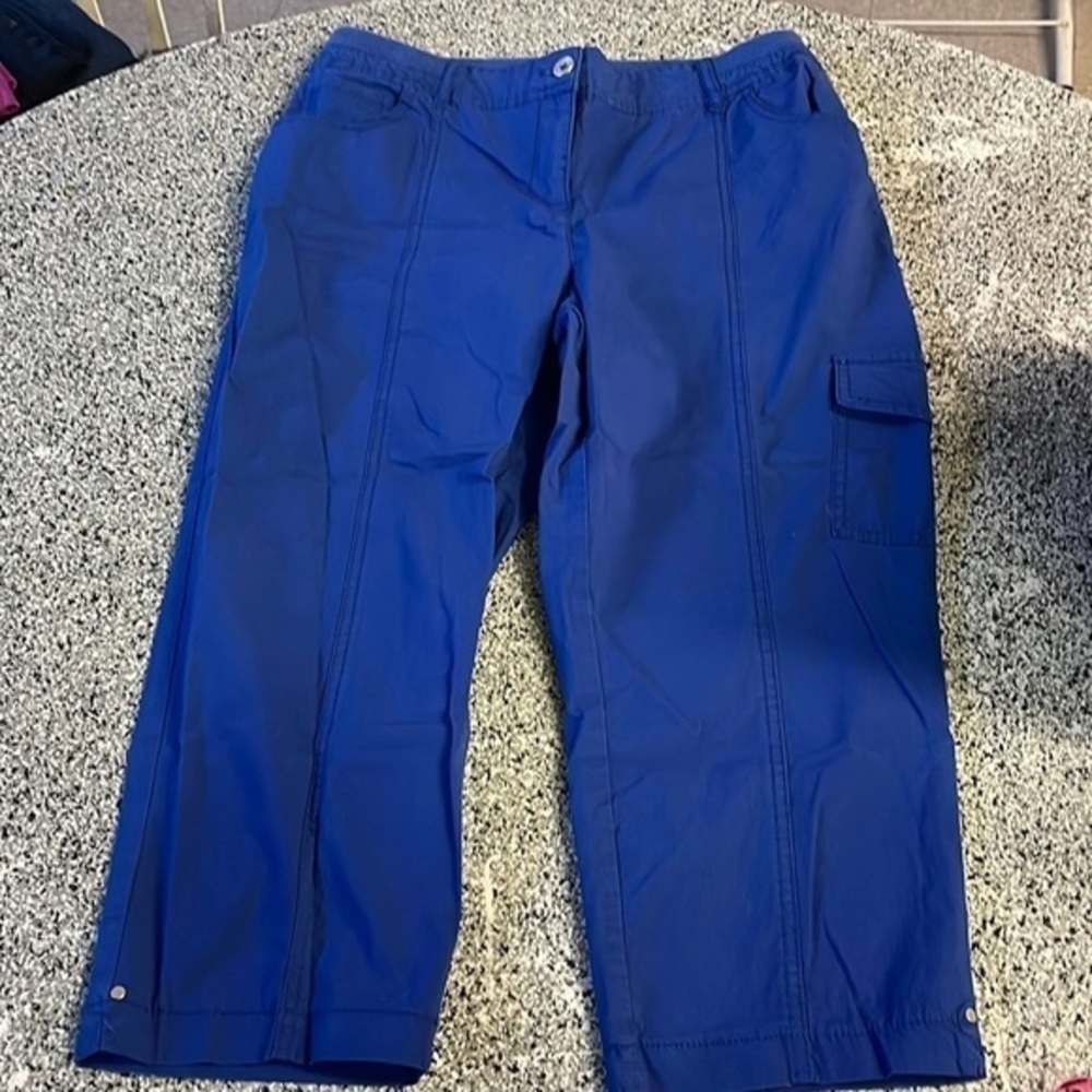 𝅺CHICO’S capri cargo pants. Pretty shade of blue. Size 5/6